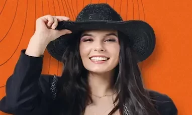 Ana Castela e Karol G no futebol americano